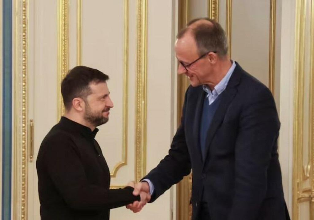 Ukrajinský prezident Volodymyr Zelenskyj a aktuálny kandidát na nemeckého kancelára Friedrich Merz na snímke z vlaňajška. FOTO: Reuters