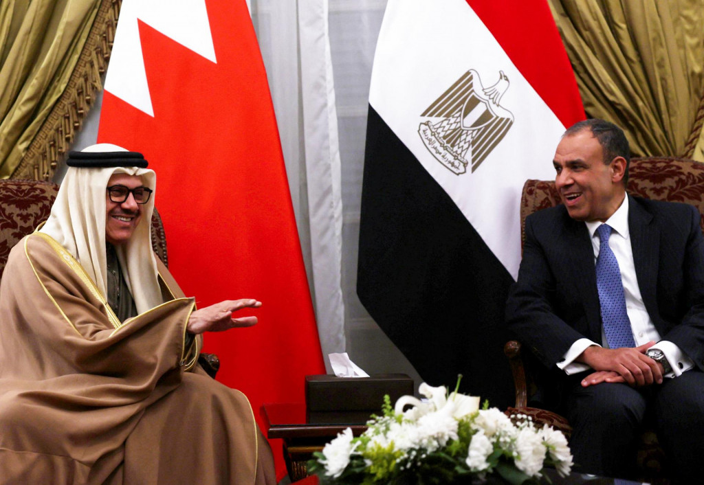 Egyptský minister zahraničných vecí Badr Abdelatty (vpravo) rokuje s bahrajnským ministrom zahraničných vecí Abdullatifom Al-Zayanim v paláci Al Tahrir, aby prediskutovali podrobnosti plánu obnovy Gazy. FOTO: Reuters
