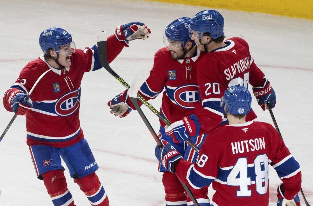 Slovenský hokejista Juraj Slavkovský (20) z Montrealu Canadiens sa teší z gólu s Coleom Caufieldom (13), Nickom Suzukim (14) a Laneom Hutsonom počas zápasu zámorskej NHL Montreal Canadiens - Buffalo Sabres v Montreale 3. marca 2025. FOTO: TASR/AP
