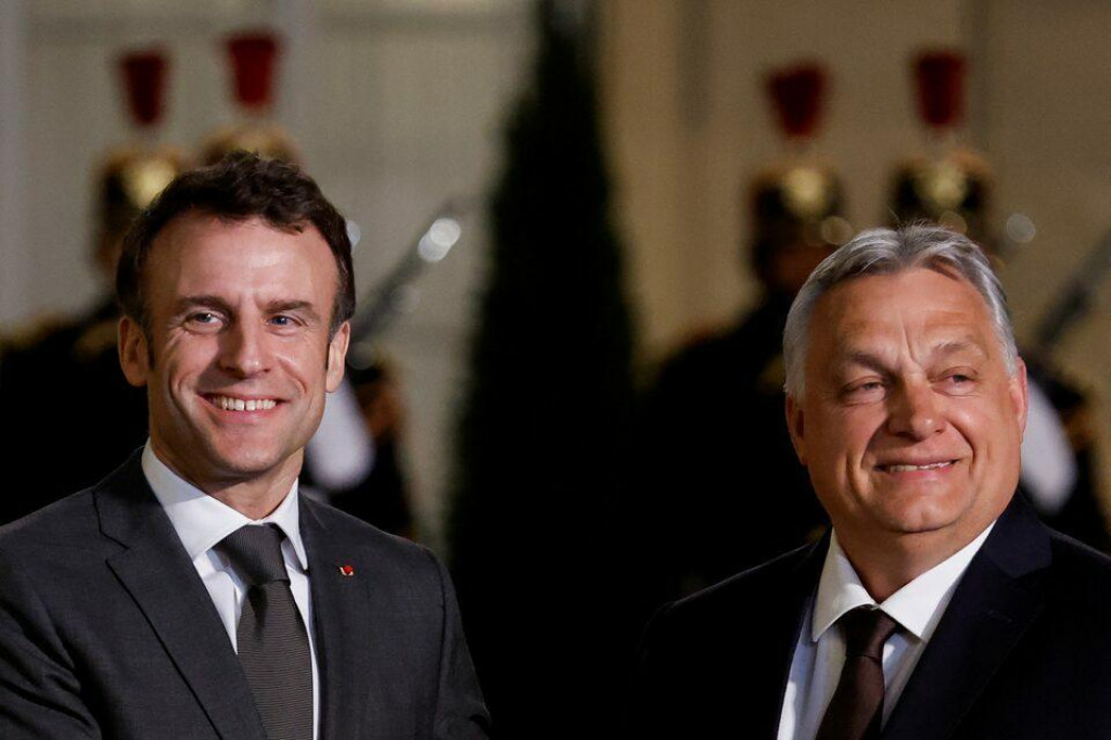 Francúzsky prezident Emmanuel Macron a maďarský premiér Viktor Orbán. FOTO: Reuters