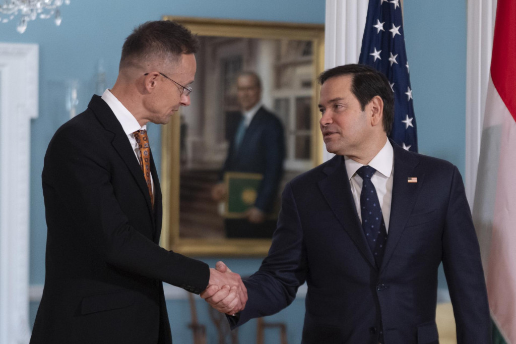 Americký minister zahraničných vecí Marco Rubio si podáva ruku so svojím maďarským rezortným partnerom Péterom Szijjártóom počas ich stretnutia vo Washingtone. FOTO: TASR/AP