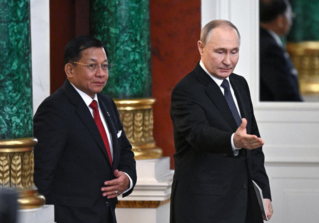 Russia‘s President Vladimir Putin and Myanmar‘s military chief Senior General Min Aung Hlaing attend a press conference following their talks in Moscow, Russia, March 4, 2025. Sputnik/Sergei Bobylyov/Pool via REUTERS ATTENTION EDITORS - THIS IMAGE WAS PROVIDED BY A THIRD PARTY. FOTO: Sergei Bobylyov