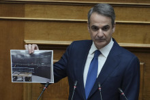 Grécky premiér Kyriakos Mitsotakis drží fotografiu nového zariadenia na kontrolu železníc počas svojho prejavu v parlamente pred podaním návrhu na vyslovenie nedôvery opozičnými stranami v súvislosti s postupom vlády pri riešení najhoršej železničnej katastrofy v Grécku spred dvoch rokov. FOTO: TASR/AP