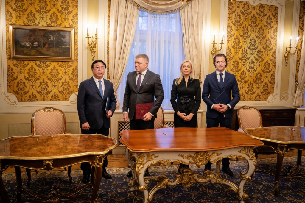 Robert Fico a Denisa Saková podpisujú memorandum pre ďalšiu spoluprácu so spoločnosťou Gotion InoBat Batteries. FOTO: Facebook/ministerstvo Hospodárstva