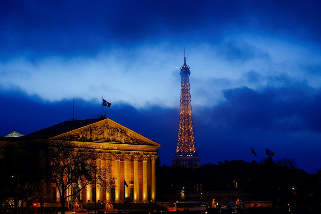 Budova Národného zhromaždenia a Eiffelova veža v Paríži. FOTO: REUTERS