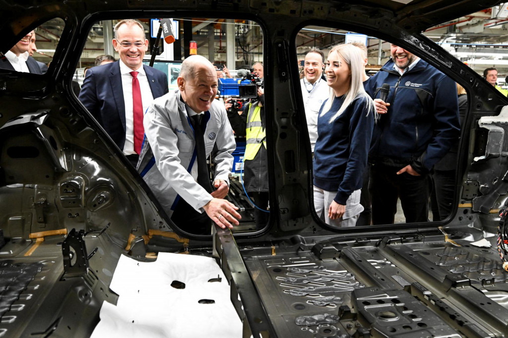 Nemecký kancelár Olaf Scholz na prehliadke závodu elektrického vozového parku Volkswagen. FOTO: REUTERS