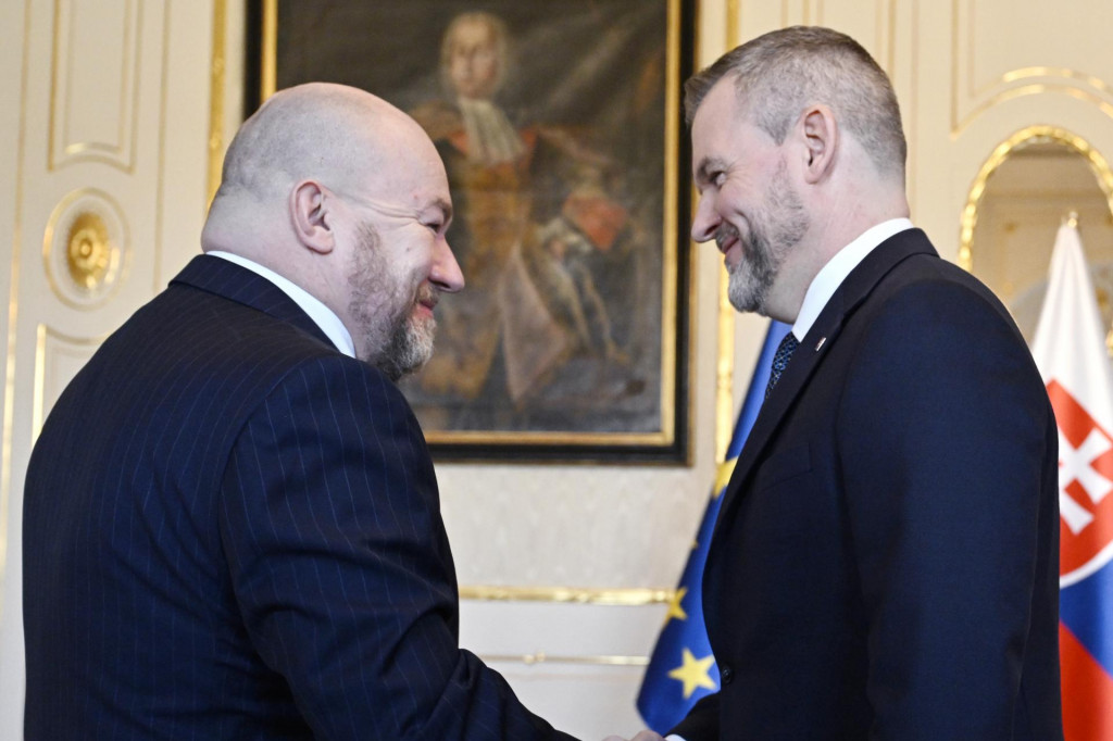 Prezident Peter Pellegrini (vpravo) a nový minister cestovného ruchu a športu Rudolf Huliak. FOTO: TASR/Pavel Neubauer