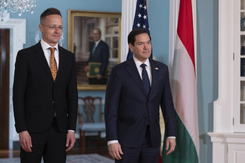 Americký minister zahraničných vecí Marco Rubio (vpravo) kráča so svojím maďarským rezortným partnerom Péterom Szijjártóom počas ich stretnutia vo Washingtone. FOTO: TASR/AP