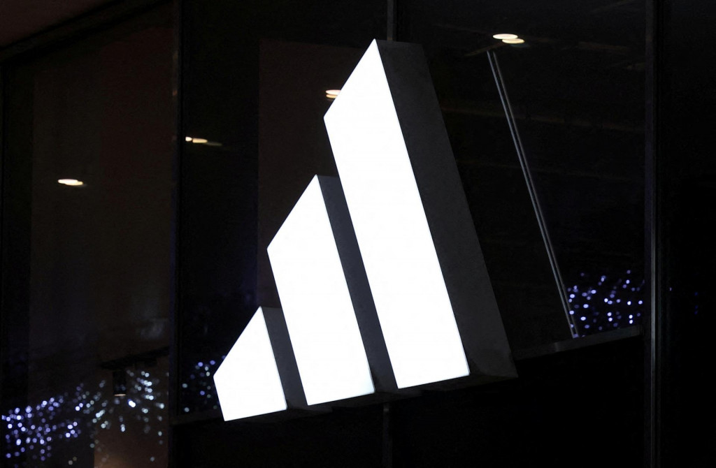 Logo značky Adidas na predajni v centre Varšavy. FOTO: REUTERS