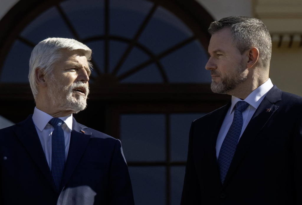 Český prezident Petr Pavel a slovenský prezident Peter Pellegrini pred prezidentským sumitom Slavkovského formátu. FOTO: TASR/Martin Baumann