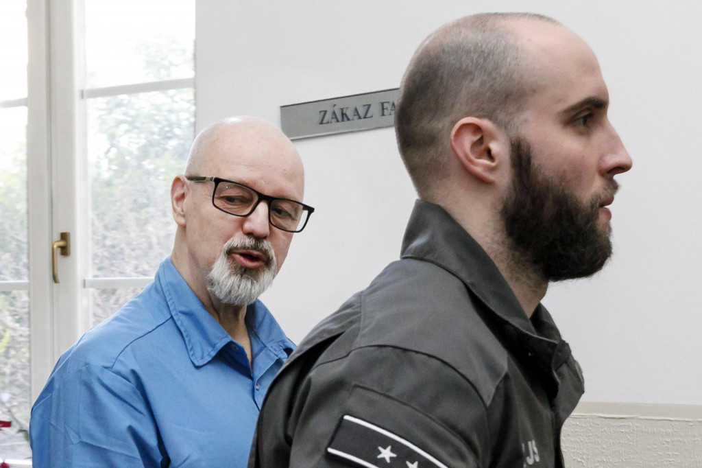 Obžalovaný Pavol Rusko prichádza v sprievode príslušníkov Zboru väzenskej a justičnej stráže na pojednávanie. FOTO: TASR/D. Veselský