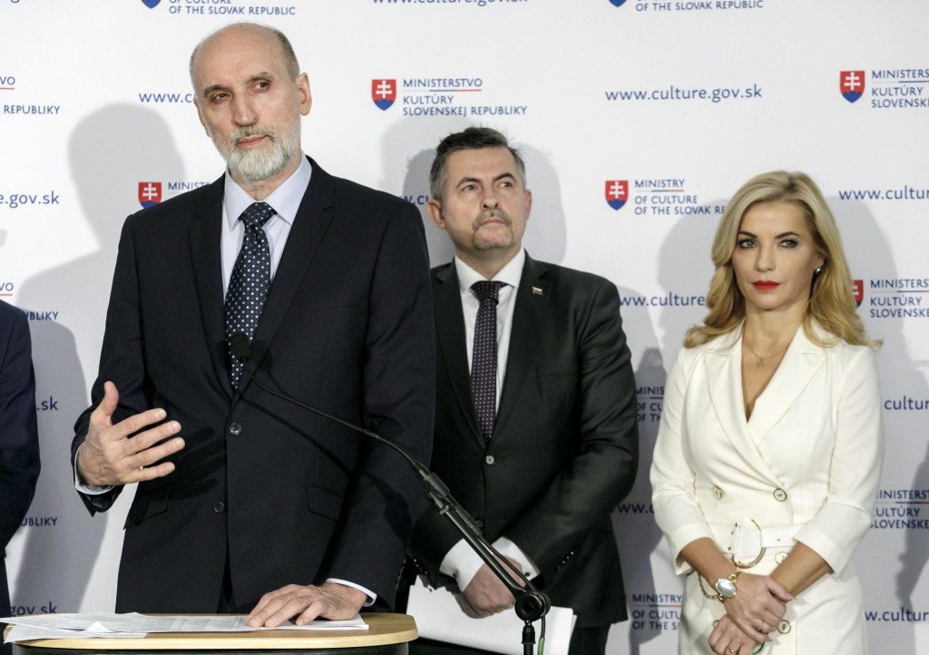 Na snímke dočasne poverený generálny riaditeľ Slovenskej národnej galérie Jaroslav Niňaj (prvý zľava). FOTO: TASR