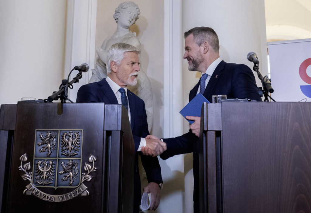 Slovenský prezident Peter Pellegrini a český prezident Petr Pavel počas tlačovej konferencie po prezidentskom sumite Slavkovského formátu na zámku Slavkov pri Brne. FOTO: TASR/Martin Baumann