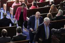 Zákonodárcovia Demokratickej strany odchádzajú počas príhovoru amerického prezidenta Donalda Trumpa z amerického Kongresu vo Washingtone. FOTO: TASR/AP