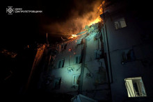 ”Ruská raketa zasiahla päťposchodový hotel a (na mieste) vypukol požiar,” uviedla na Telegrame ukrajinská záchranná služba. FOTO: REUTERS