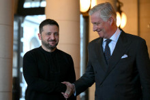 Belgický kráľ Philippe zdraví ukrajinského prezidenta Volodymyra Zelenského. FOTO: Reuters