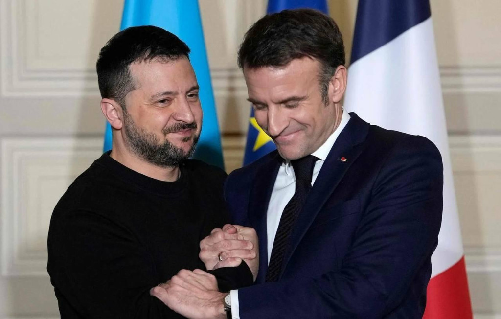 Na snímke zľava ukrajinský prezident Volodymyr Zelenskyj a francúzsky prezident Emmanuel Macron. Zdroj: X/Yvan Benedetti