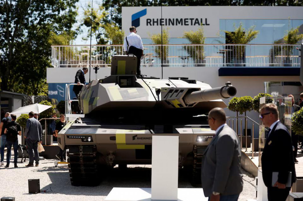 Tank pred nemeckým zbrojným koncernom Rheinmetall. FOTO: REUTERS