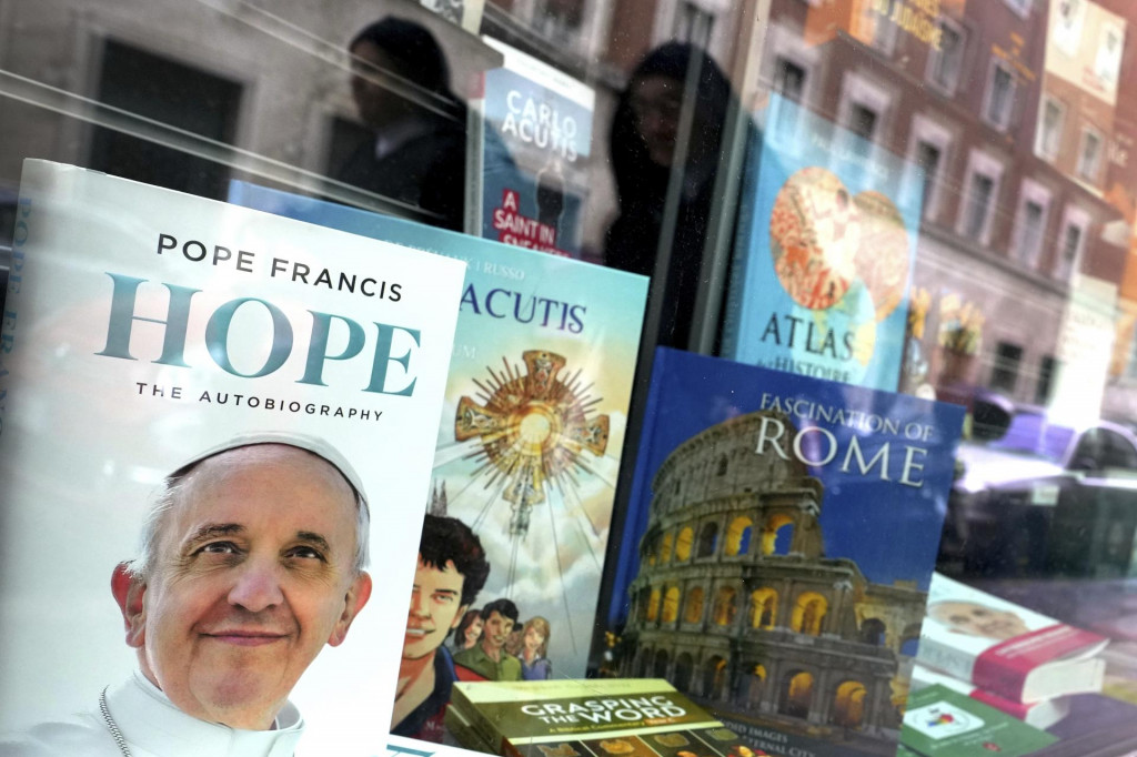 Autobiografia pápeža Františka s názvom Nádej je vystavená v kníhkupectve v Ríme. FOTO: TASR/AP