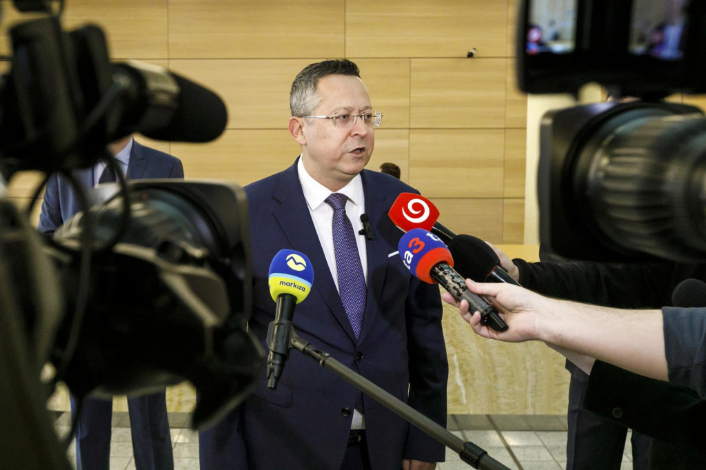 Minister financií SR Ladislav Kamenický odpovedá na otázky novinárov po tom, čo si v pobočke banky nakúpil dlhopisy pre ľudí. FOTO: TASR/Dano Veselský