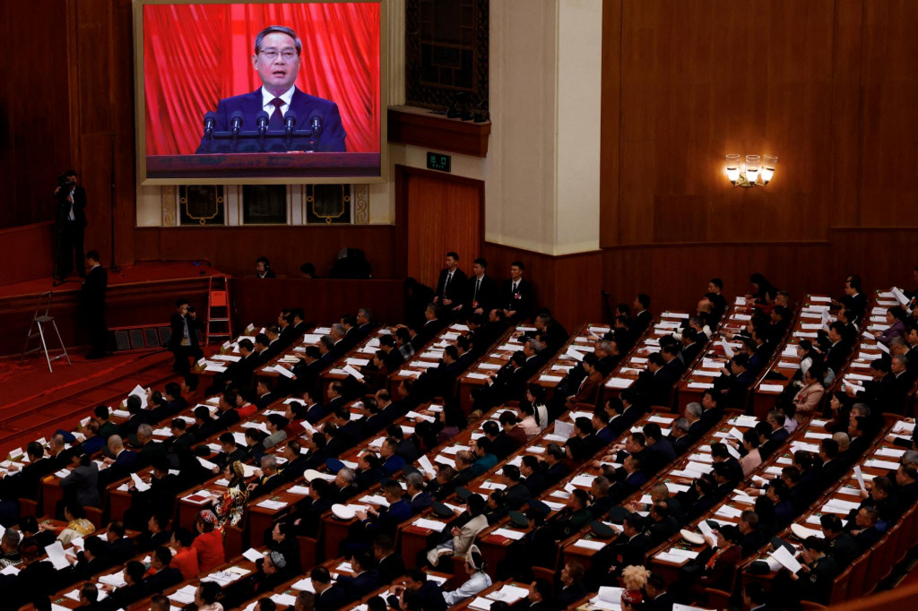 Čínsky premiér Li Qiang s prejavom počas otváracieho zasadnutia Národného ľudového kongresu vo Veľkej sále ľudu v čínskom Pekingu. FOTO: REUTERS