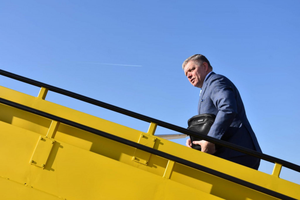 Premi&eacute;r Robert Fico odi&scaron;iel na mimoriadny samit do Bruselu. FOTO: TASR/M. Žigo