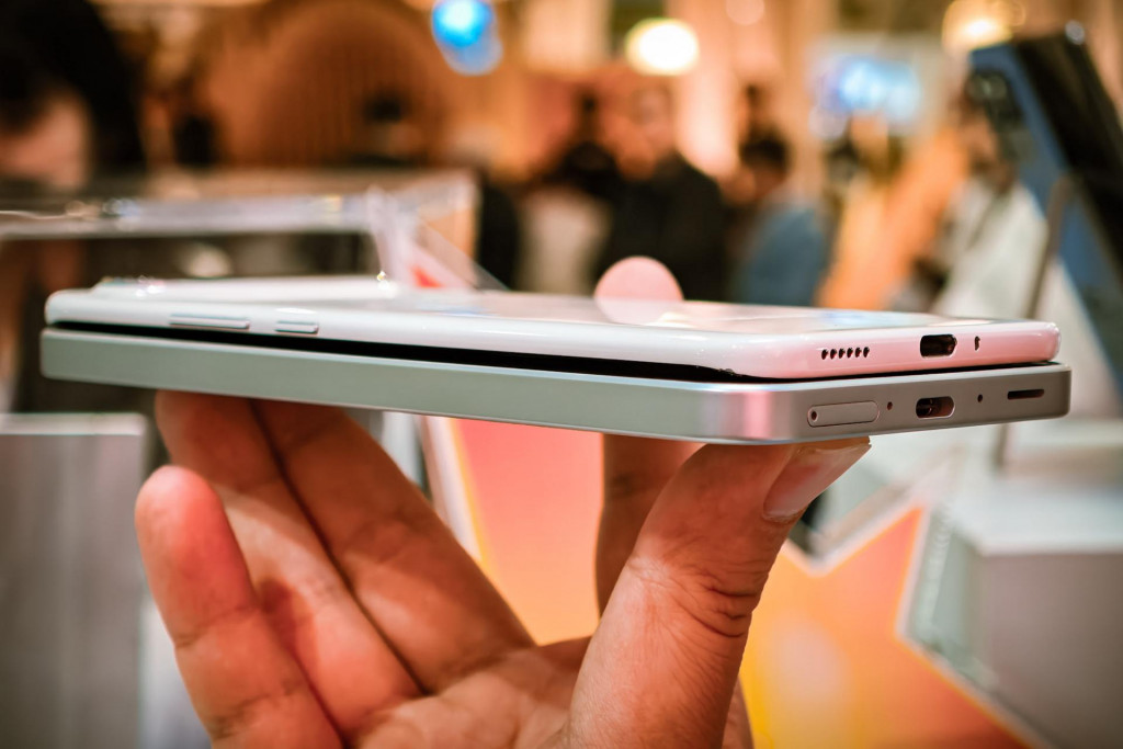 Tecno Spark Slim (hore) a Samsung Galaxy A36