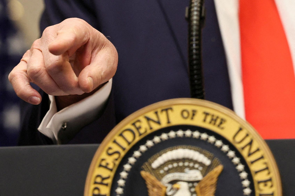 Snímka zachytáva gesto Donalda Trumpa, ktoré urobil počas vystúpenia pred novinármi v Bielom dome z 3. marca. FOTO: Reuters