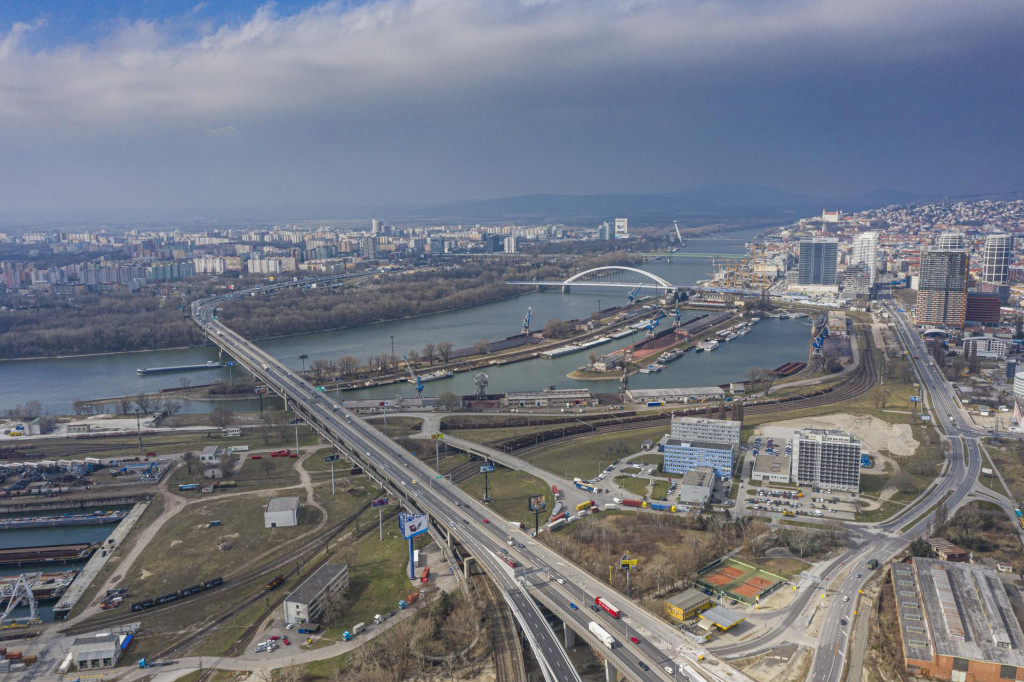 Pohľad na Bratislavu, zimný prístav a Prístavný most. FOTO: TASR/M. Svítok