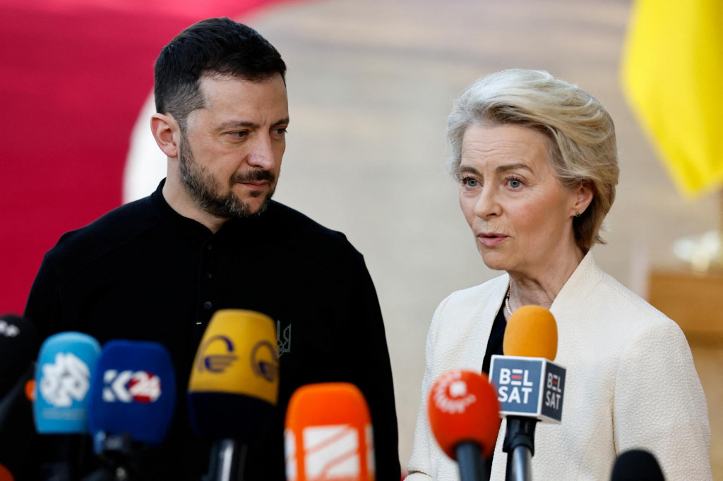 Ukrajinský prezident Volodymyr Zelenskyj a predsedníčka Európskej komisie Ursula von der Leyenová sa rozprávajú s médiami, keď sa zúčastňujú na mimoriadnom samite lídrov Európskej únie s cieľom diskutovať o Ukrajine a európskej obrane v Bruseli. FOTO: Reuters