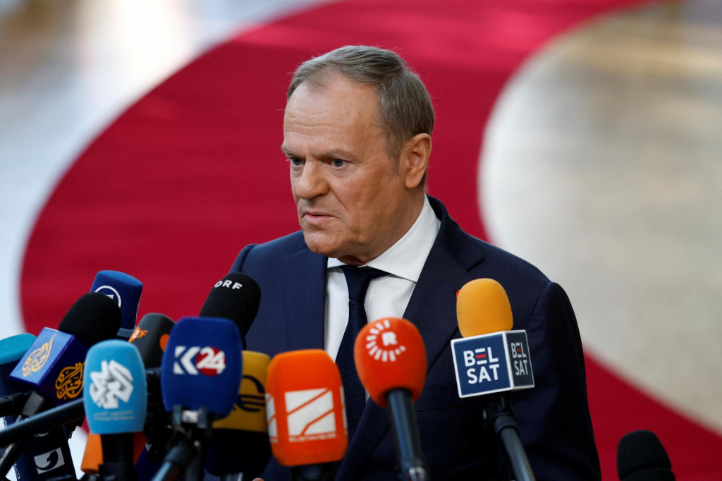 Poľský premiér Donald Tusk hovorí pre médiá, keď sa v Bruseli zúčastňuje na mimoriadnom summite lídrov Európskej únie. FOTO: Reuters