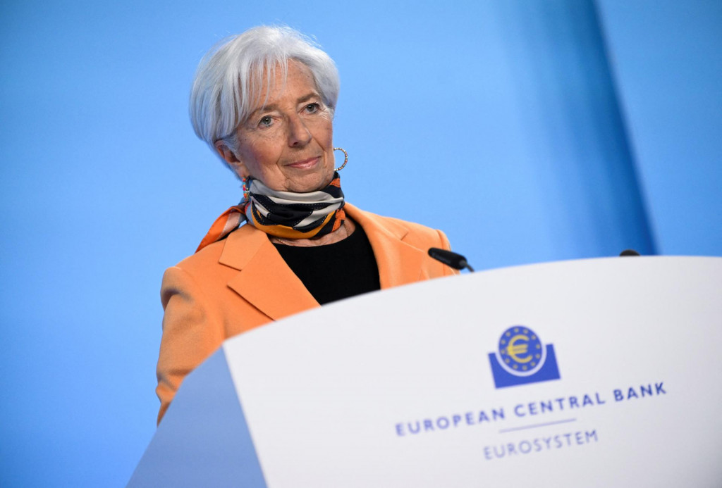 Prezidentka ECB Christine Lagardová vysvetľuje na tlačovej konferencii vo Frankfurte nad Mohanom, prečo banka v marci znížila úrokové sadzby o 25 bázických bodov. FOTO: REUTERS