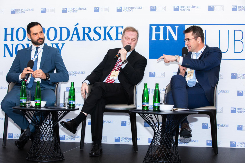 Na HN Clube diskutovali zľava obchodný riaditeľ SPP Michal Ľalík, výkonný riaditeľ Slovnaftu Marek Senkovič a generálny riaditeľ Slovenských elektrární Branislav Strýček.

FOTO: HN/ Miroslava Spodniaková