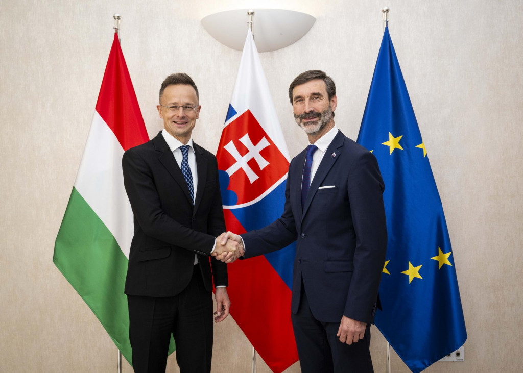 Zľava maďarský minister zahraničného obchodu a zahraničných vecí Péter Szijjártó a minister zahraničných vecí a európskych záležitostí Juraj Blanár (Smer- SD). FOTO: TASR/Jakub Kotian