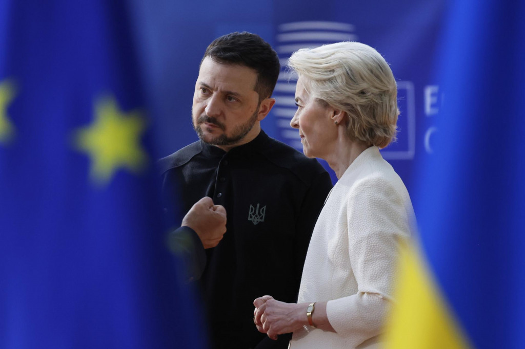 Predsedníčka Európskej komisie Ursula von der Leyenová (vpravo) a ukrajinský prezident Volodymyr Zelenskyj (vľavo). FOTO: TASR/AP
