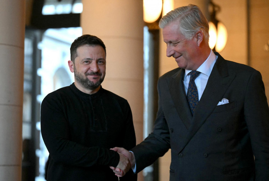 Belgický kráľ Philippe zdraví ukrajinského prezidenta Volodymyra Zelenského. FOTO: Reuters