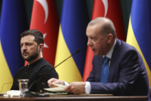 Turecký prezident Recep Tayyip Erdogan a ukrajinský prezident Volodymyr Zelenskyj. FOTO: TASR/AP