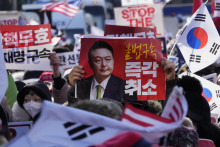 Podporovatelia odvolaného juhokórejského prezidenta Jun Sok-Jola počas zhromaždenia proti jeho odvolaniu z funkcie. FOTO: TASR/AP