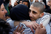 Oslobodený palestínsky väzeň je vítaný po prepustení z izraelského väzenia v rámci výmeny rukojemníkov a väzňov. FOTO: REUTERS