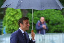 Francúzsky prezident Emmanuel Macron predstavil nápad v prípade potreby poskytnúť európskym spojencom francúzsky jadrový dáždnik. FOTO: Reuters