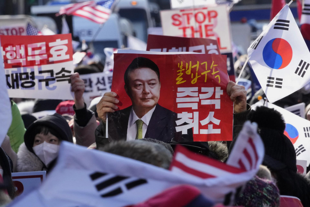 Podporovatelia odvolaného juhokórejského prezidenta Jun Sok-Jola počas zhromaždenia proti jeho odvolaniu z funkcie. FOTO: TASR/AP