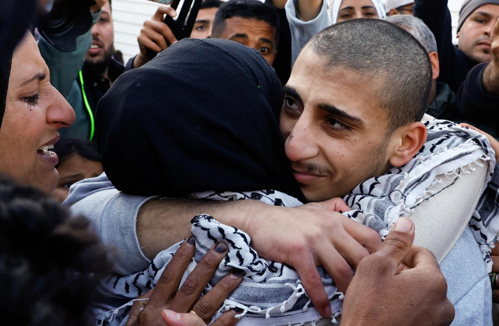 Oslobodený palestínsky väzeň je vítaný po prepustení z izraelského väzenia v rámci výmeny rukojemníkov a väzňov. FOTO: REUTERS