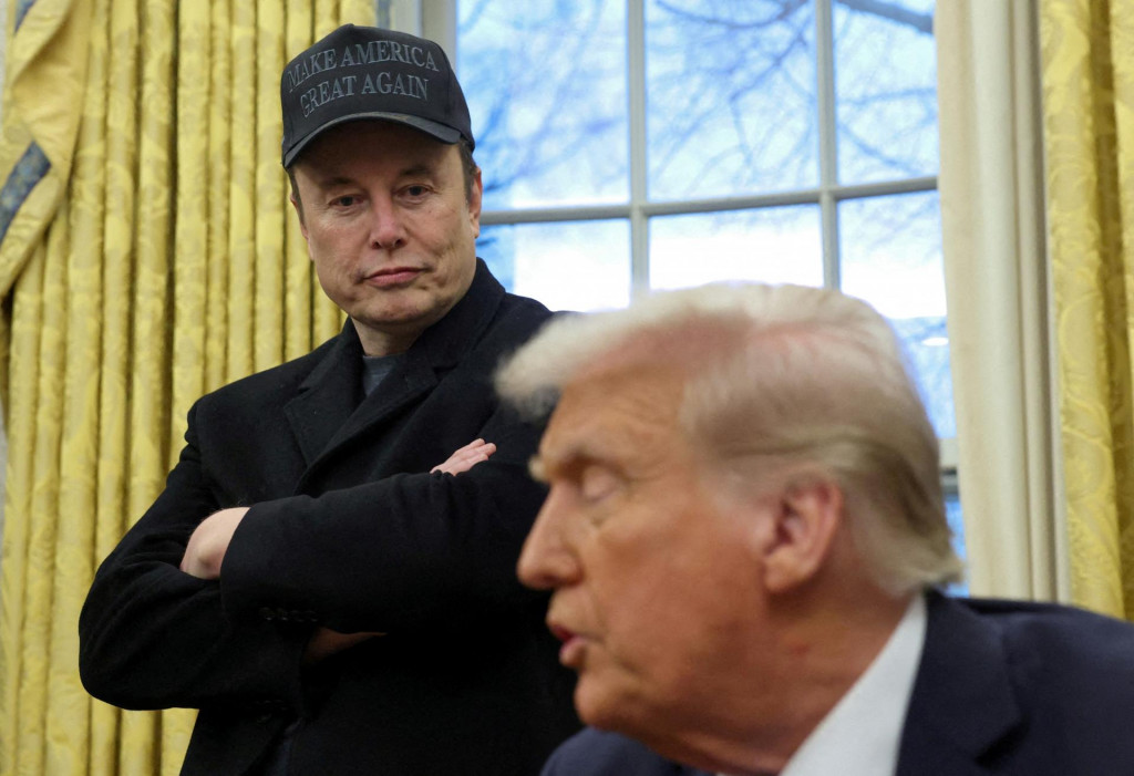 Americký miliardár Elon Musk a americký prezident Donald Trump v Oválnej pracovni Bieleho domu. FOTO: REUTERS
