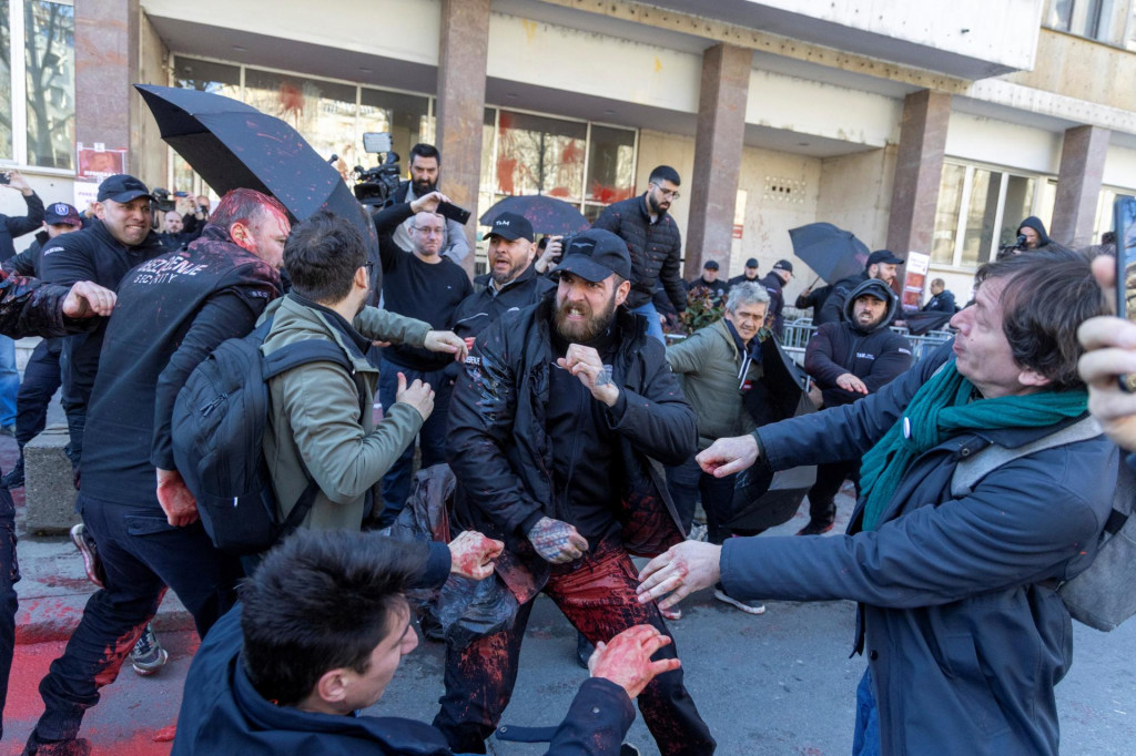 Stúpenci opozície tvrdia, že na nich pred radnicou zaútočila súkromná ochranka najatá Srbskou pokrokovou stranou a Socialistickou stranou Srbska. FOTO: Reuters