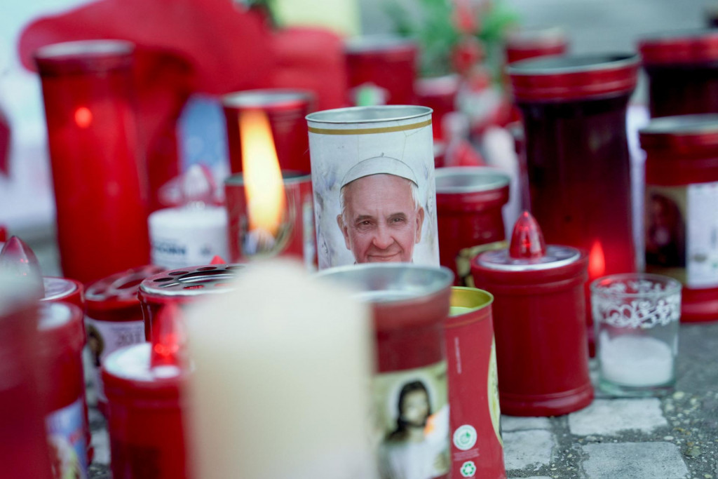Sviečky pred nemocnicou Gemelli, kde je pápež František hospitalizovaný. FOTO: Reuters