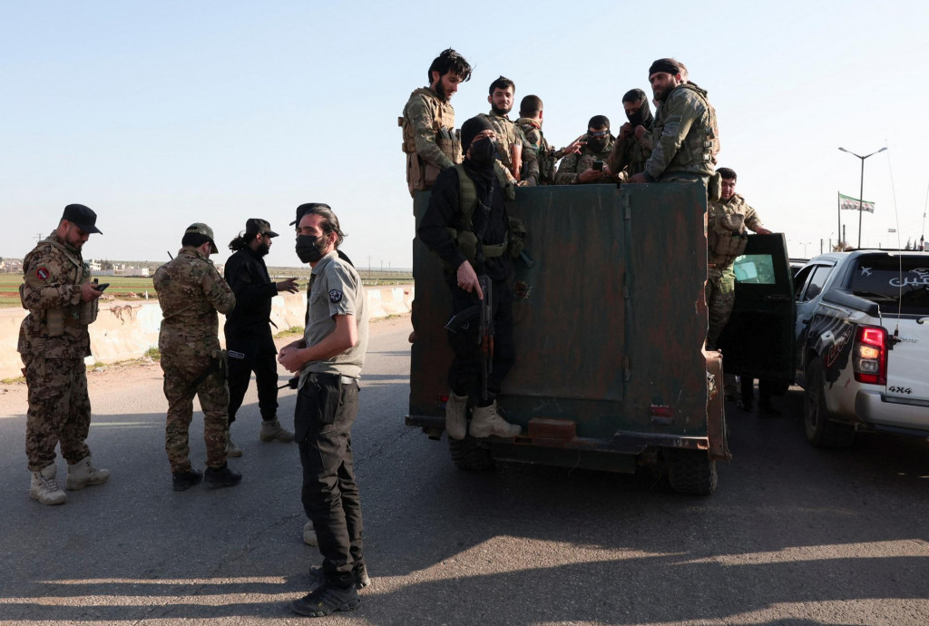 Personál sýrskej armády sa zhromažďuje predtým ako zamieri smerom k Lázikíji. FOTO: Reuters