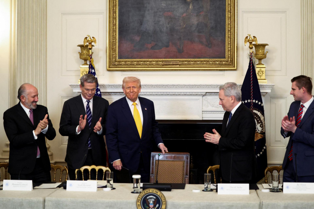 Okolie amerického prezidenta Donalda Trumpa ho v jeho ráznych krokoch naďalej nadšene podporuje. FOTO: Reuters/E. Hockstein