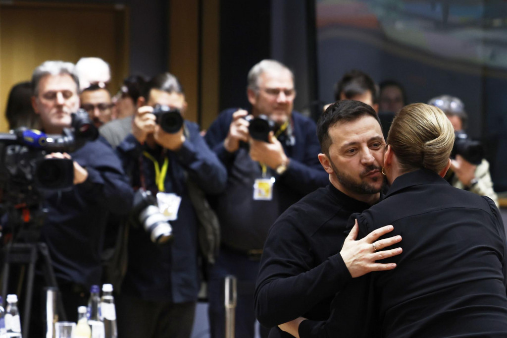 Ukrajinský prezident Volodymyr Zelenskyj a dánska premiérka Mette Frederiksenová sa objímajú počas mimoriadneho summitu lídrov členských krajín EÚ v Bruseli. FOTO: TASR/AP