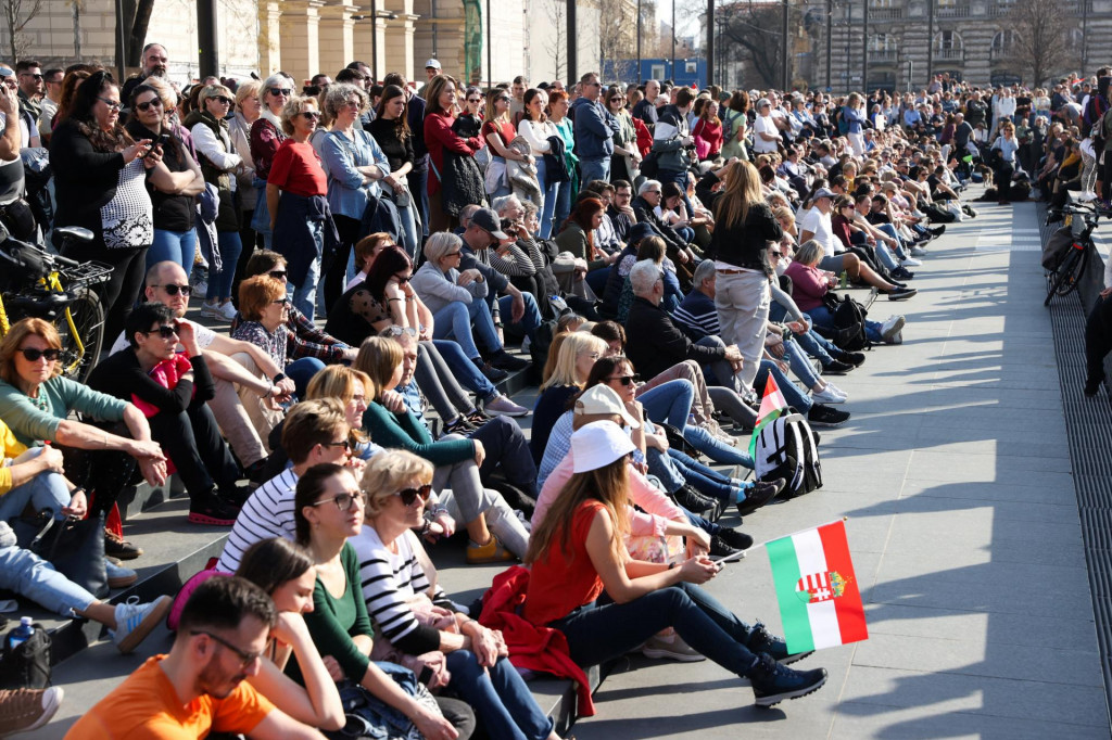 Zdravotníci, lekári a podporovatelia sa zúčastňujú na protivládnom proteste v Maďarsku. FOTO: Reuters