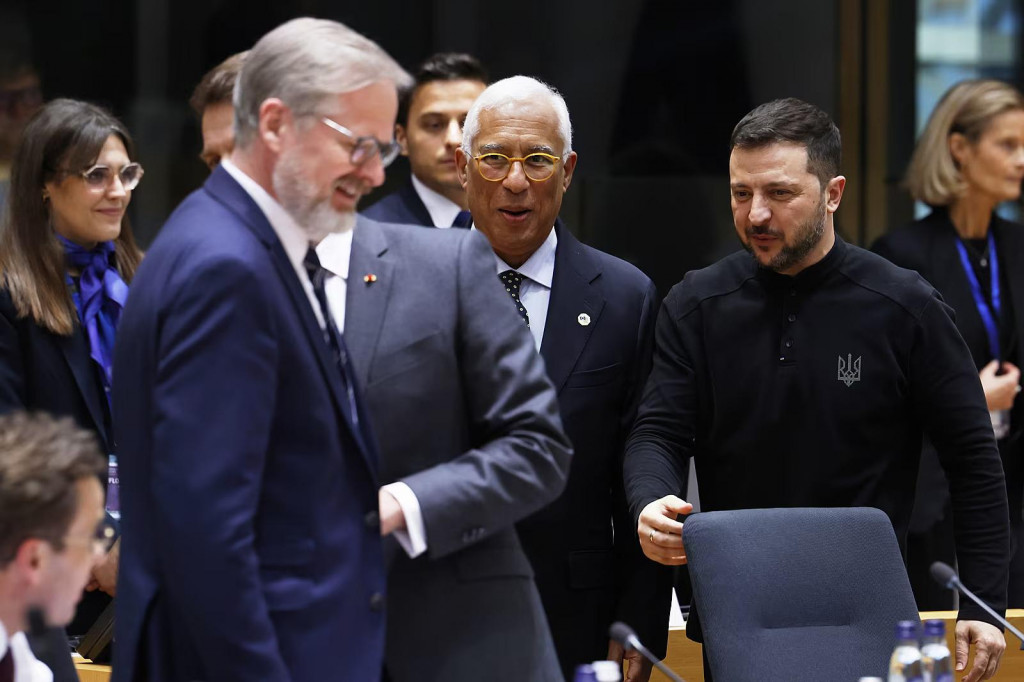 Ukrajinský prezident Volodymyr Zelenskyj (druhý sprava) a predseda Európskej rady Antonio Costa (uprostred) prichádzajú na rokovanie pri okrúhlom stole na summite EÚ v Bruseli. FOTO: AP